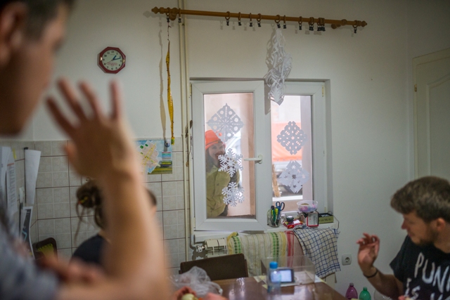 Balkánskou trasu stále využívají tisíce uprchlíků, dobrovolníci slaví Vánoce v Srbsku i v Řecku